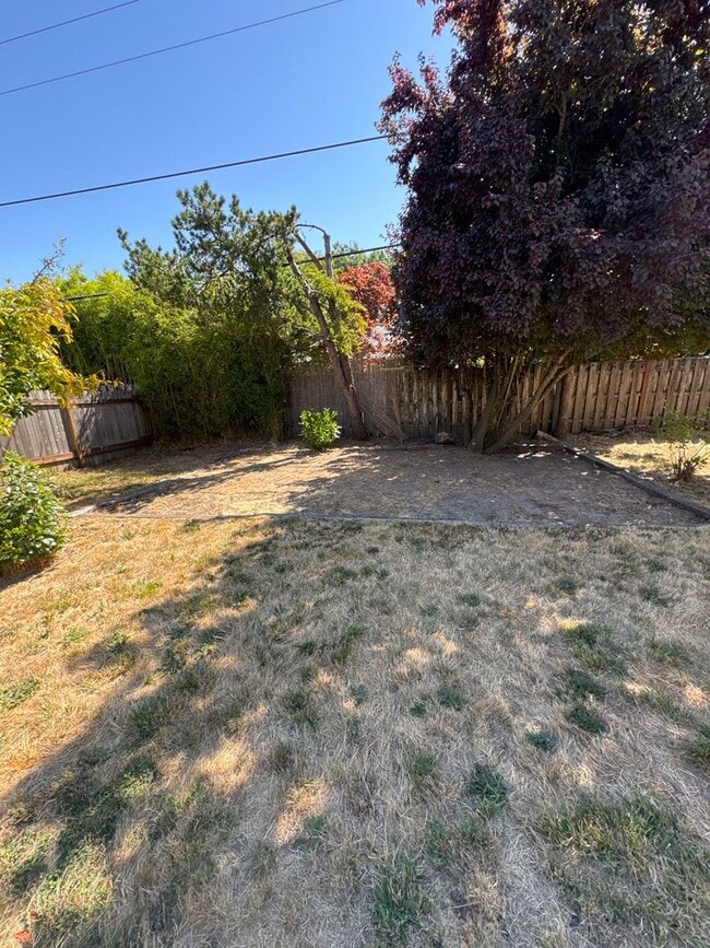 Building Photo - Cute 3 Bedroom 1 Bath in NW Corvallis! Sma...