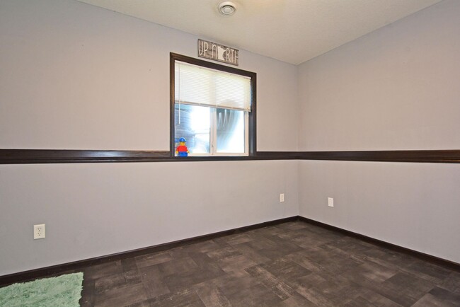 Building Photo - Spacious 4-Bedroom Gem in Buffalo with 3-C...