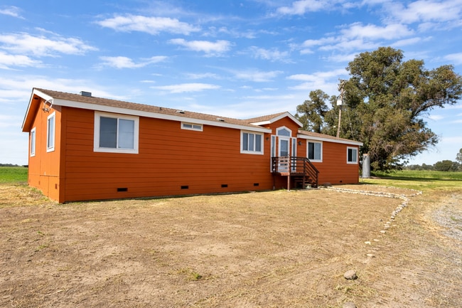 Building Photo - Charming Country property - 2 Bed/ 2 Bath with office- Home with Scenic Views and Land