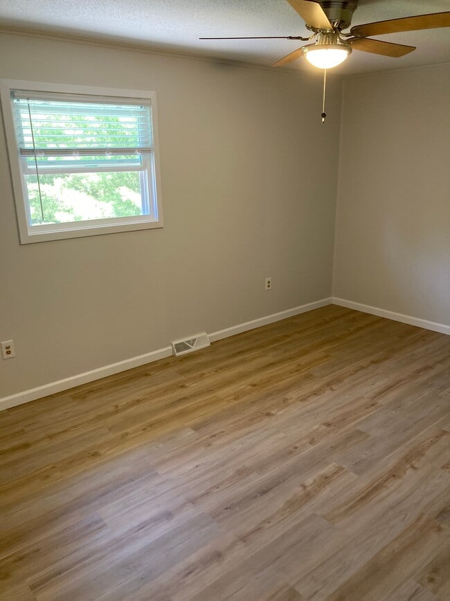 Building Photo - 261 Carlton Ln