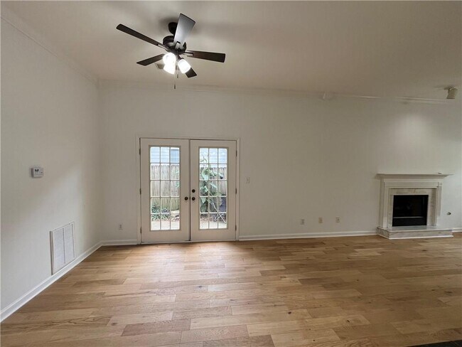 Building Photo - 889 Crew St SW