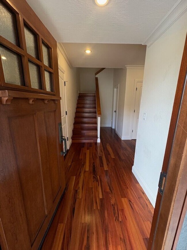 Building Photo - Los Gatos Family Townhome Ready for Move i...