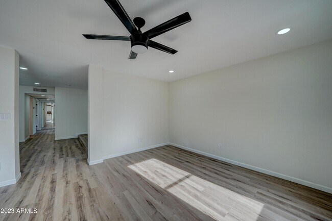 Building Photo - 7113 W Sunnyside Dr