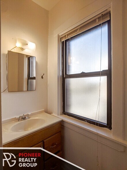 Building Photo - 822 W Waveland Ave