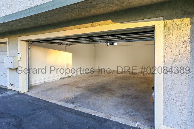 Building Photo - 3 bedroom Townhome with downstairs primary...
