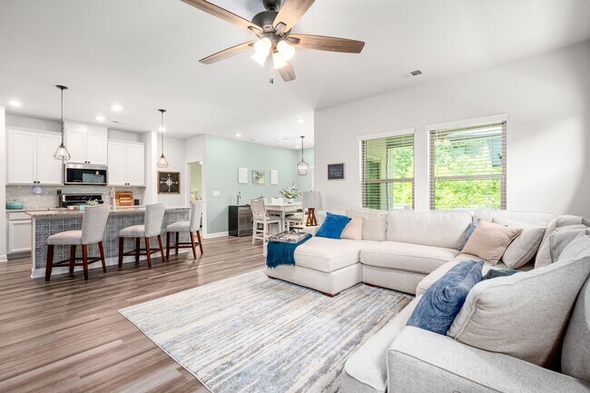 Building Photo - SOLAR Powered 3-Bedroom, 2-Bathroom Single...