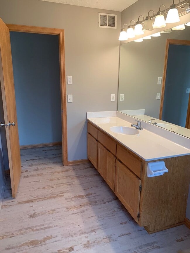 Building Photo - 4 Bed | 2 Bath House in Andover School District