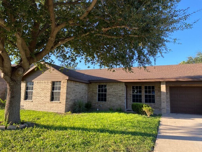 Building Photo - 811 E Stonegate Dr