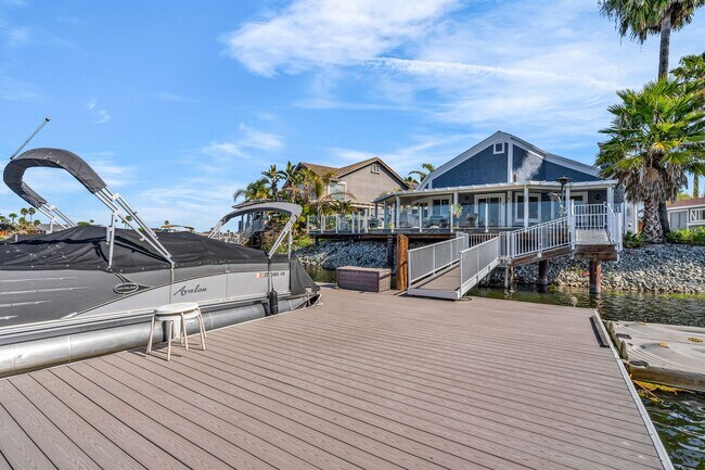 Building Photo - INCREDIBLE LOCATION... END OF CUL DE SAC WITH OVER 100 FEET ON WATER... MARVELOUS DOCK AND DECK W...
