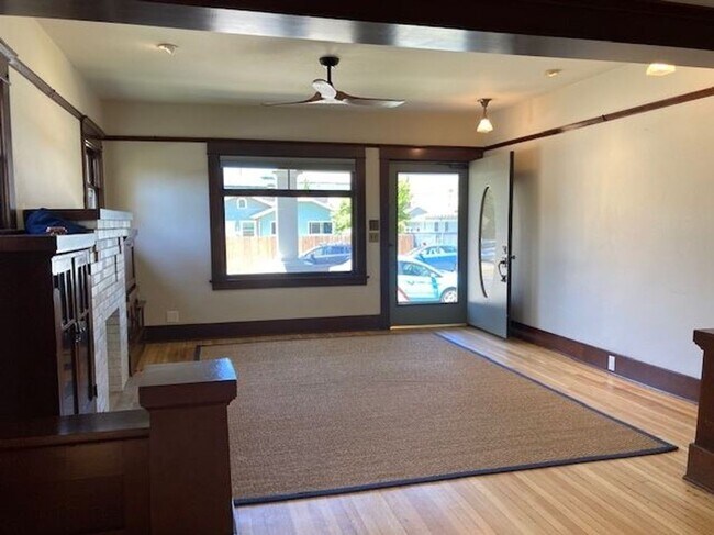 Building Photo - Charming Belmont Heights Bungalow 2 bed/ 1.5 bath