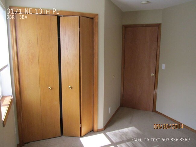 Building Photo - Three Bedroom Duplex Unit Only Blocks from...