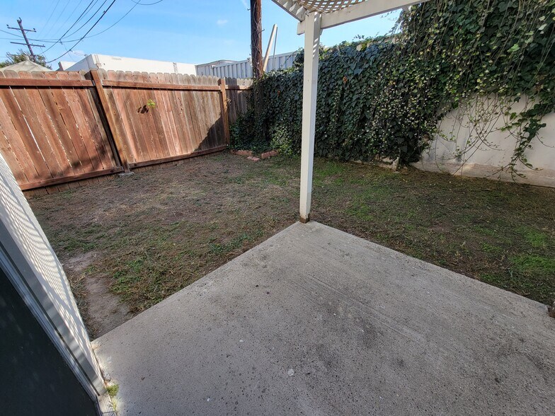 Building Photo - 641 Shalimar Dr