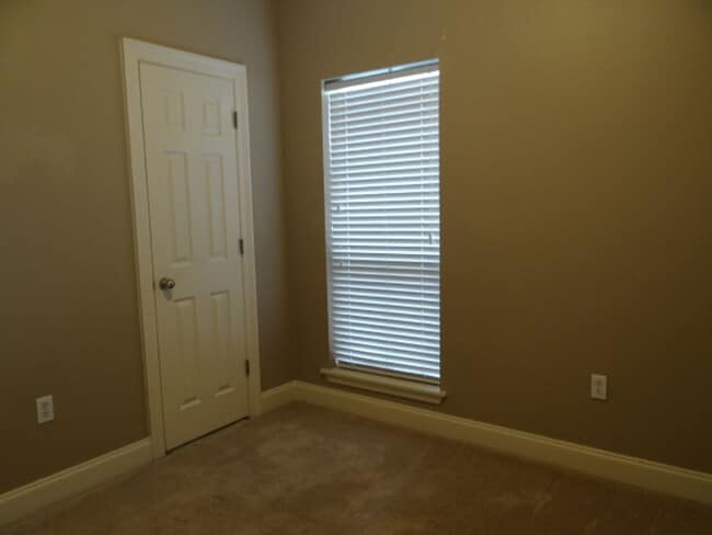 Building Photo - Beautiful Home for Lease in Maple Leaf Sub...