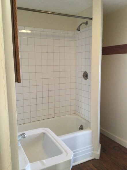 Building Photo - 17 Linden St