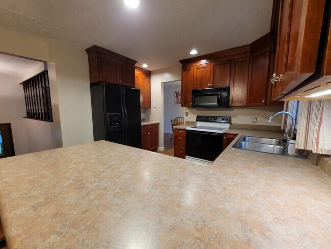 Building Photo - Coralville 4 bedroom 2.5 bath, 2 stall attached garage, fenced yard!