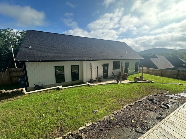 Building Photo - Stunning 4BR/2BA Home in Legacy Hill Estates