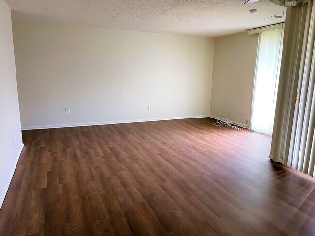 Living room - 10222 Prince Plz