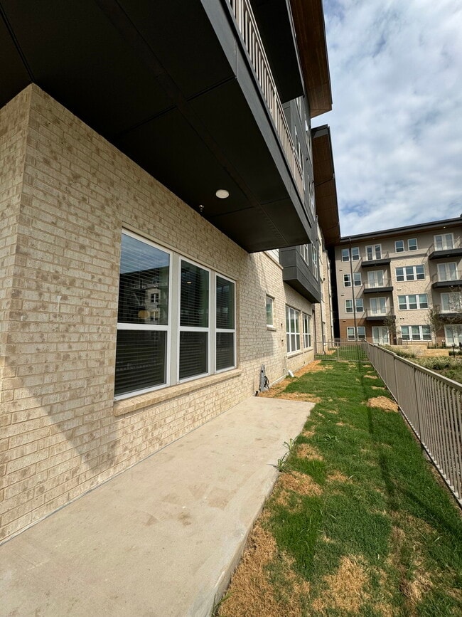 Building Photo - 4700 Lakeside Holw St