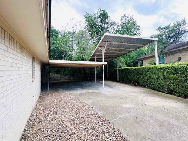 Building Photo - 401 Lake Louise Ct