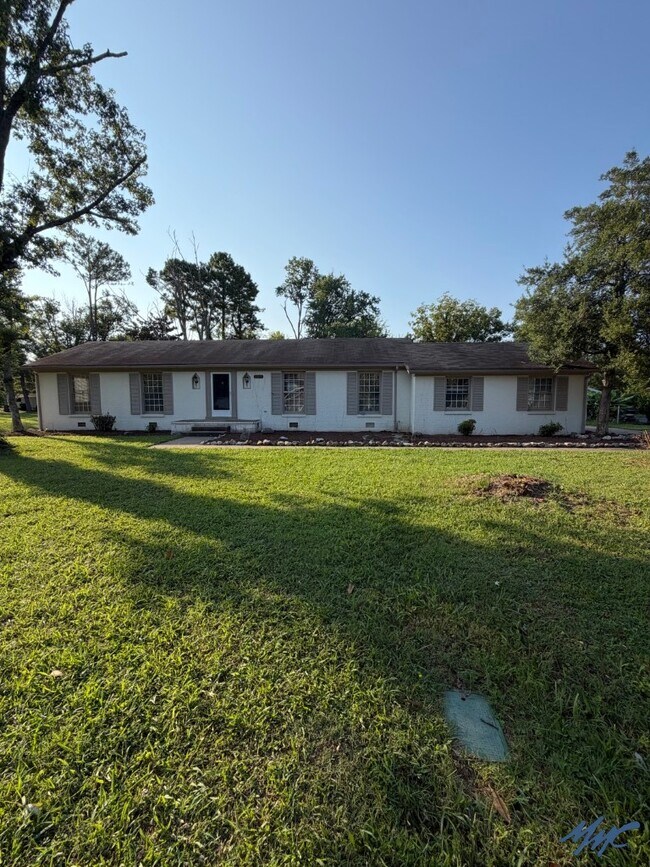 Building Photo - 1600 Parklawn Dr