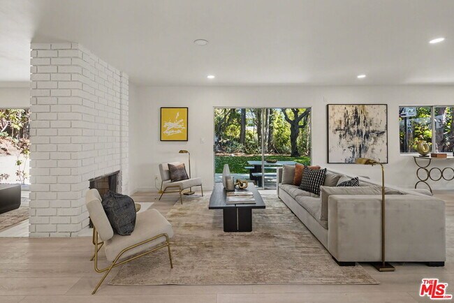 Building Photo - 2612 S Beverly Dr