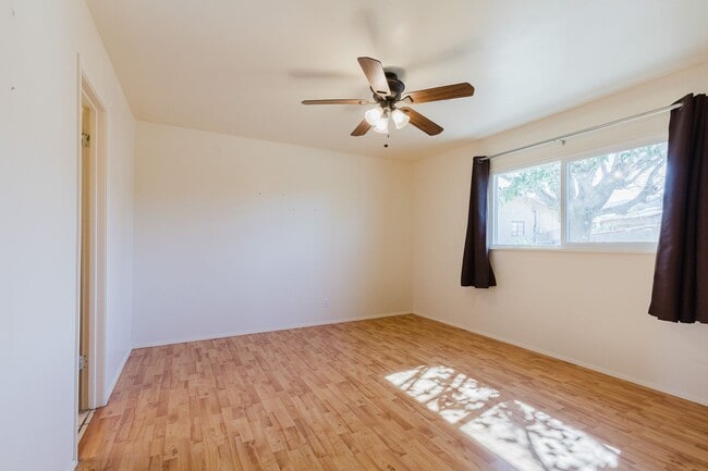 Building Photo - 3 Bedroom 2 Bathroom