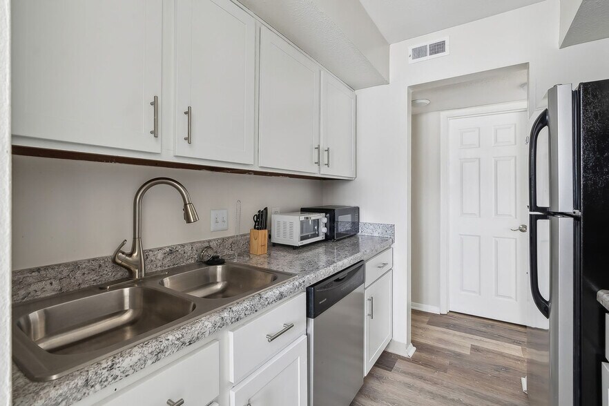 Building Photo - 8241 Chinook Pl