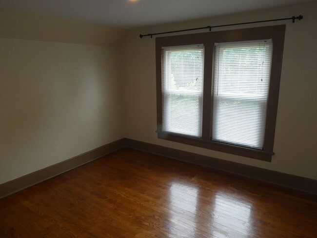 Building Photo - 2 Bedroom House Downtown