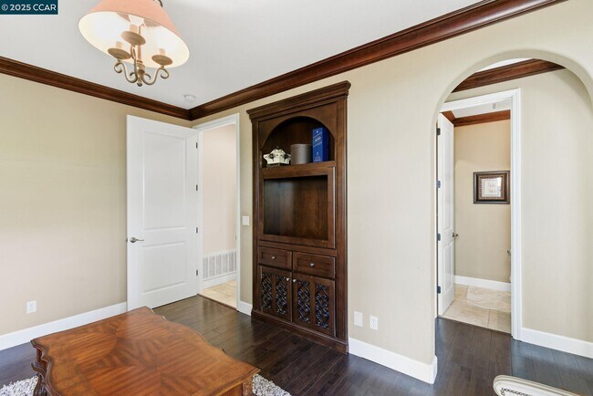 Building Photo - 1041 S Wedgewood Rd