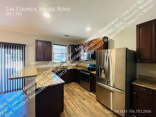 Building Photo - Beautiful Townhome in Catawba Village