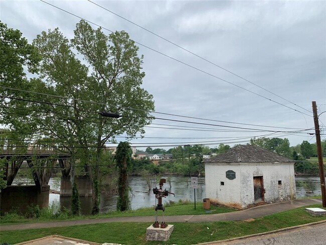 Building Photo - 101 N Bridge St