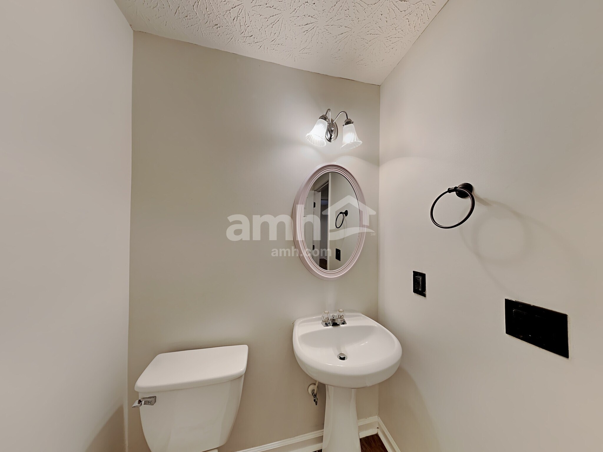 Building Photo - 307 Meadows Ln