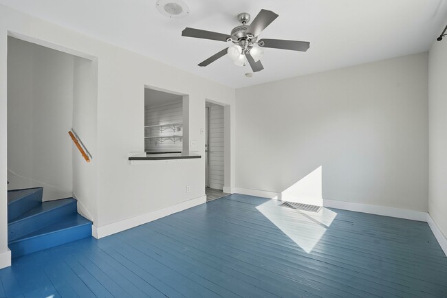 Building Photo - 2409 E Queen Ave