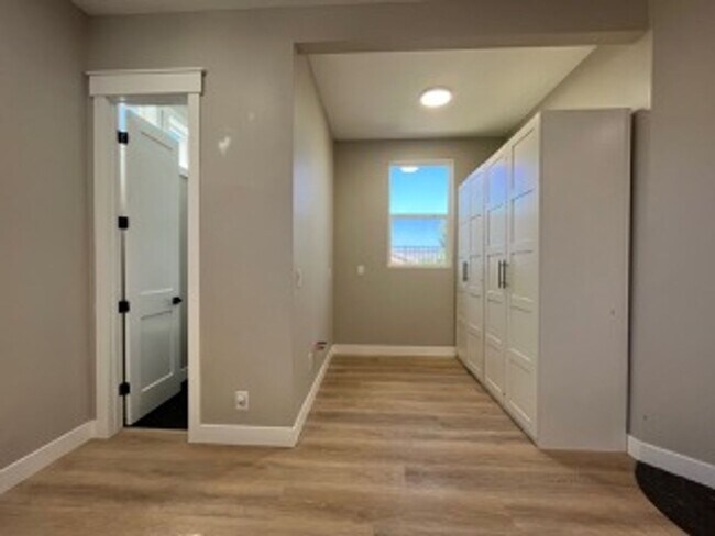 Building Photo - Very Spacious 6 bedroom home with amazing ...
