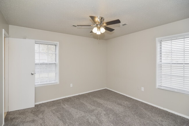 Building Photo - 2115 Fernbrook Dr NE