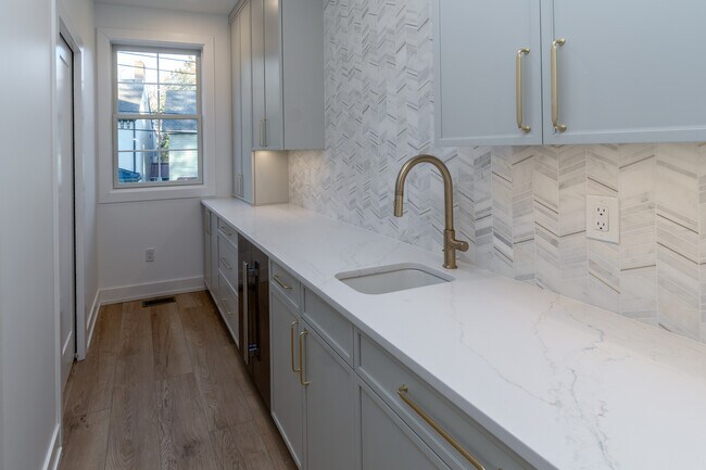 Building Photo - 17 Wilson St