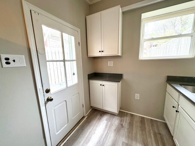 Building Photo - 2 Bedroom 1 Bathroom in York!