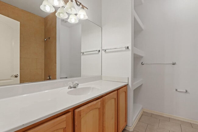 Building Photo - 561 Green Village Ct