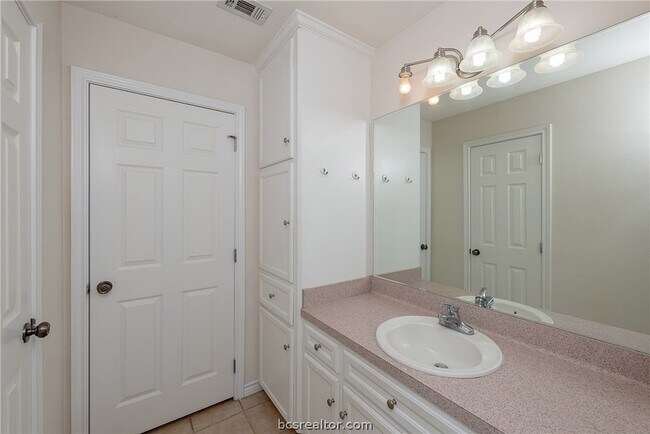 Building Photo - 1004 Crepe Myrtle Ct