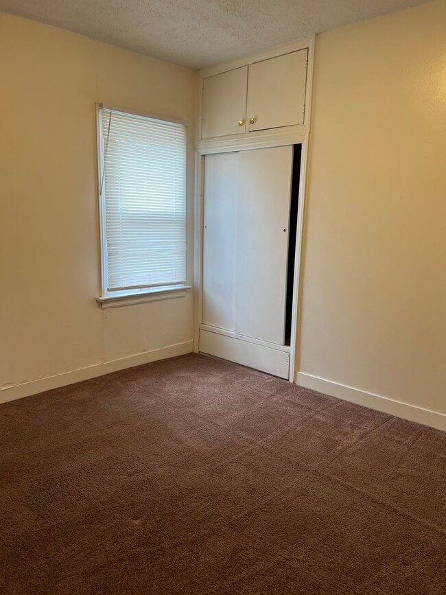 Building Photo - 2 bedroom 1 bath home