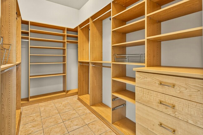 Building Photo - 6 Queens Ct