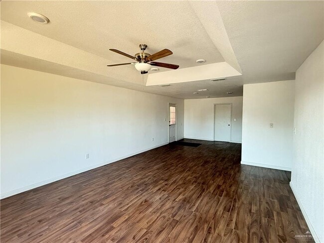 Building Photo - 10 E Edinburg Ave