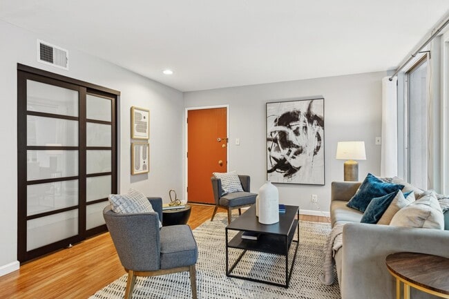 Building Photo - 1425 Lakeside Dr