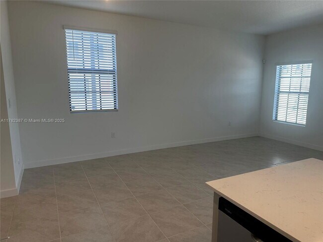 Building Photo - 822 SW 11th Ter