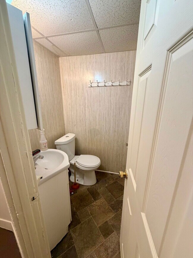 Building Photo - 631 E Madison St