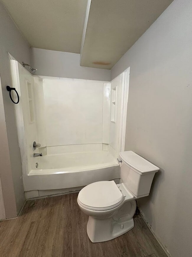 Building Photo - 96 Hall St