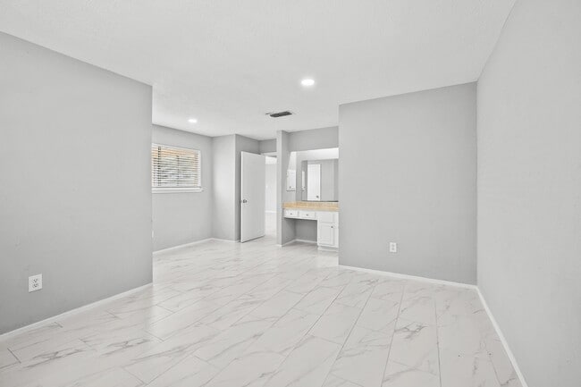 Building Photo - 13527 Montaigne Dr