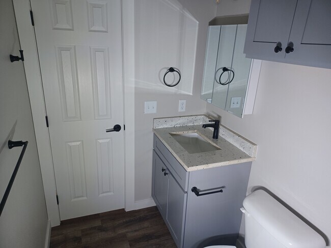 Building Photo - 1945 E Washington St