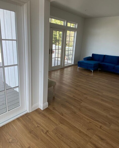 Building Photo - 1110 W Muirlands Dr