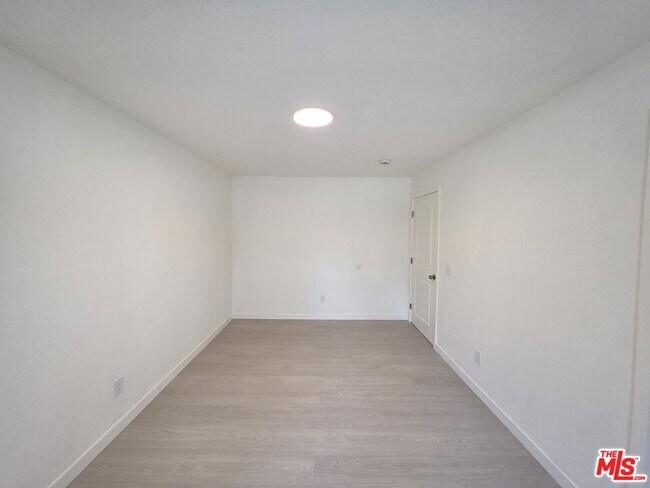 Building Photo - 912 N Ridgewood Pl